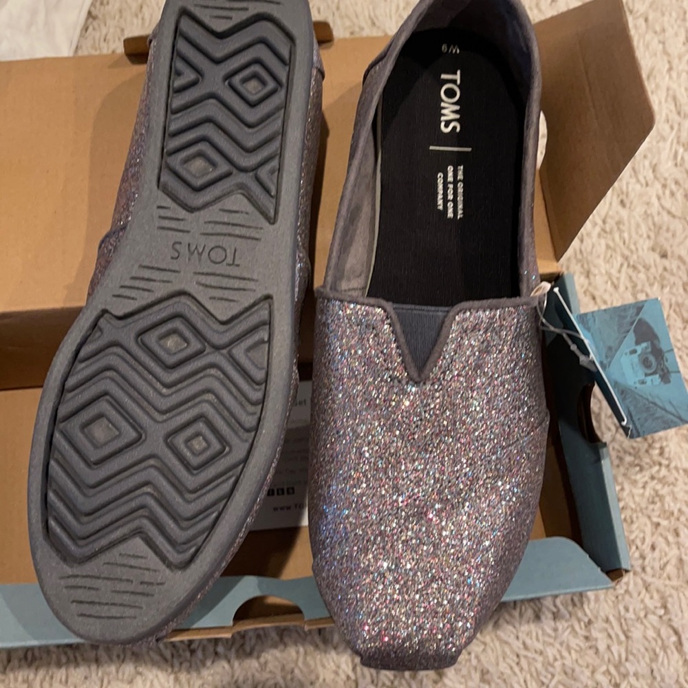 Tom’s women’s 9 classic grey iridescent glitter -